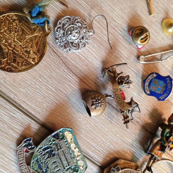 Antique Pins- Canadiana and beyond - Picture 8 of 8
